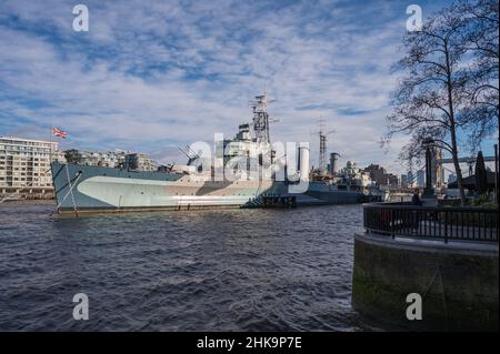 Die HMS Belfast, ein ehemaliger Kreuzschiff der Royal Navy aus dem Weltkrieg 2, heute ein Museum, ankerte an der Themse in der Nähe der Tower Bridge. London, England, Großbritannien Stockfoto