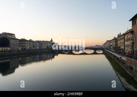 Florenz, Italien. Januar 2022. Blick auf die ponte alla Carraia Brücke über den Arno im Stadtzentrum bei Sonnenuntergang. Stockfoto