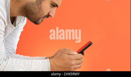 Junge Erwachsene Mann chatten auf Online-Dating-Anwendung. Konzept der Suche Beziehung im Internet. Stockfoto