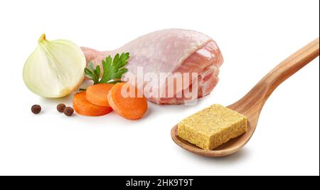 Frische rohe Hühnerschenkel und Gemüse für die Brühe isoliert auf weißem Hintergrund Stockfoto