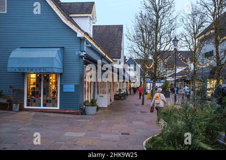 Bicester Village, Oxfordshire am frühen Nachmittag Ende Februar 2022. Nur wenige Käufer sind da. Stockfoto