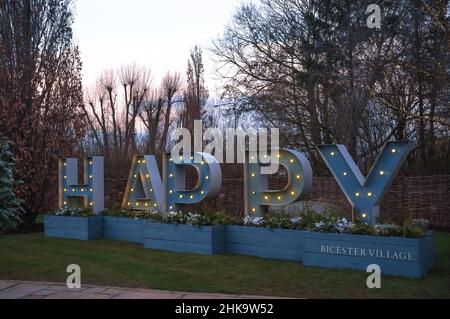 Bicester Village, Oxfordshire am frühen Nachmittag Ende Februar 2022. Nur wenige Käufer sind da. Stockfoto