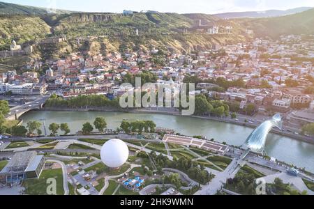 Altstadt von Tiflis Stadt mit Park Luftdrohne Blick auf Sonnenuntergang Zeit Stockfoto