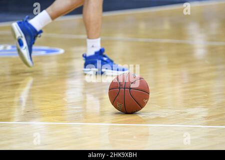 Balldarstellung während des EUROCUP-Basketballspiels 7days zwischen den Metropoliten 92 (Boulogne-Levallois) und Lokomotiv-Kuban (Krasnodar) am 2. Februar 2022 im Palais des Sports Marcel Cerdan in Levallois-Perret, Frankreich - Foto: Victor Joly/DPPI/LiveMedia Stockfoto