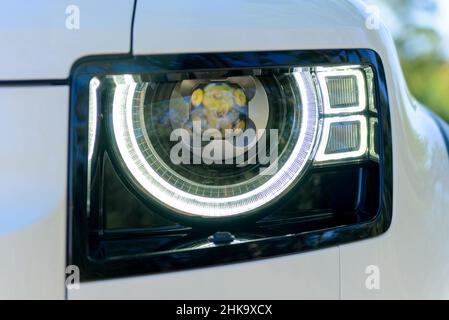 Scheinwerfer von modernen renommierten Auto Nahaufnahme. Stockfoto