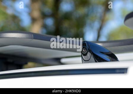 Rückfahrkamera auf dem Dach des Autos, um Unfälle von hinten zu vermeiden, wenn Sie zurückfahren. Stockfoto