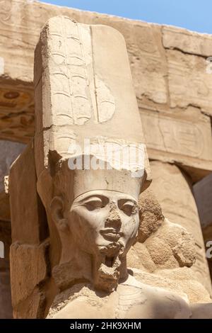 Ägypten Luxor Tempel. Granitstatue von Ramses II vor Säulen Stockfoto