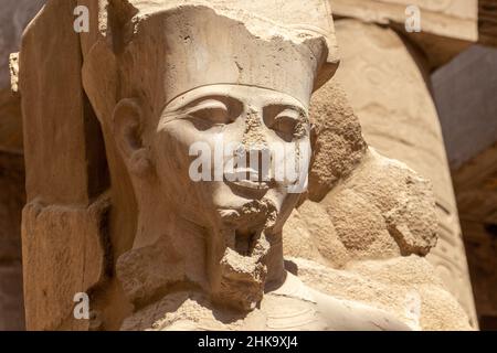 Ägypten Luxor Tempel. Granitstatue von Ramses II vor Säulen Stockfoto