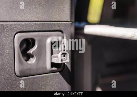 Offener Haken für Pakete im Kofferraum des Autos. Moderner Kofferraum. Stockfoto