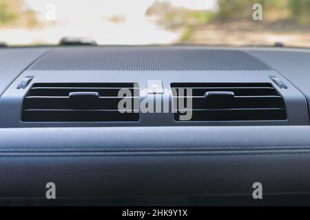 Klimaanlage für Autos. Der Luftstrom im Fahrzeug. Notausschalter. Detail Innenraum des Autos. Stockfoto