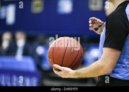 Balldarstellung (in den Händen eines Schiedsrichters) während des EUROCUP-Basketballspiels 7days zwischen den Metropoliten 92 (Boulogne-Levallois) und Lokomotiv-Kuban (Krasnodar) am 2. Februar 2022 im Palais des Sports Marcel Cerdan in Levallois-Perret, Frankreich - Foto: Victor Joly/DPPI/LiveMedia Stockfoto