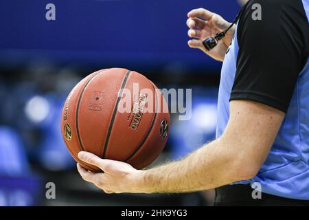 Balldarstellung (in den Händen eines Schiedsrichters) während des EUROCUP-Basketballspiels 7days zwischen den Metropoliten 92 (Boulogne-Levallois) und Lokomotiv-Kuban (Krasnodar) am 2. Februar 2022 im Palais des Sports Marcel Cerdan in Levallois-Perret, Frankreich - Foto: Victor Joly/DPPI/LiveMedia Stockfoto