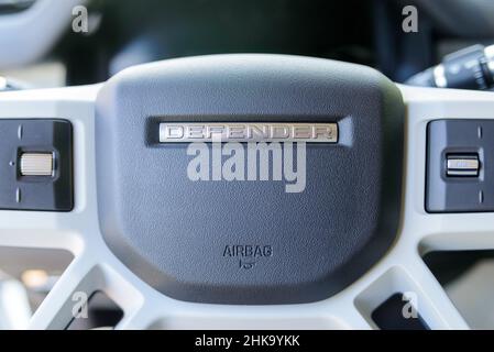 Russland, Oblast Rostovskaya, 2021. Juni 09: Das Lenkrad des Land Rover Defender ist ein Geländewagen-SUV mit Allradantrieb des britischen Automobilkonzerns Jag Stockfoto