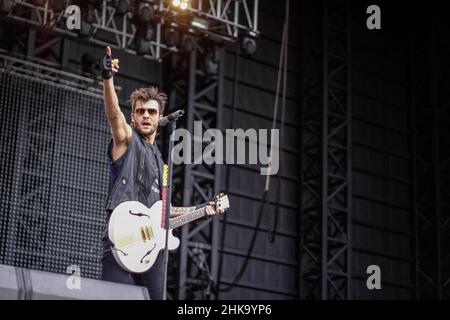 Pop-Punk-Band Boy Like Girls tritt während eines Pentaport Rock Festivals 2014 in der Nähe des IFEZ in Incheon auf der Bühne auf. Stockfoto