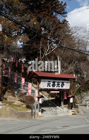 Iida, nagano, japan, 2022/03/02 , Eingang des Motozenkouji-Tempels. Es hat eine starke Beziehung zum Zenkoji-Tempel in der Stadt Nagano, und die Einheimischen sagen es Stockfoto