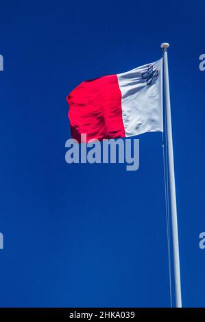 Flagge von Malta auf Fahnenmast. Stockfoto