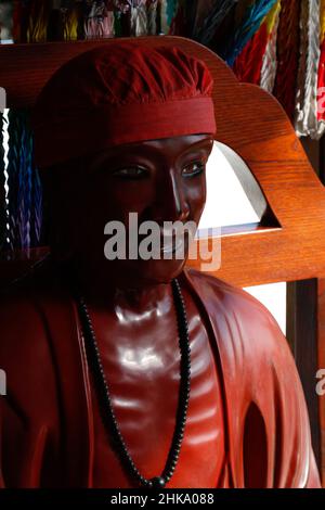 Iida, nagano, japan, 2022/03/02 , Statue von Binzuru (Pindola Bharadvaja) im Motozenjoji-Tempel. Binzuru ist ein Arhat im Buddhismus. Laut dem earl Stockfoto