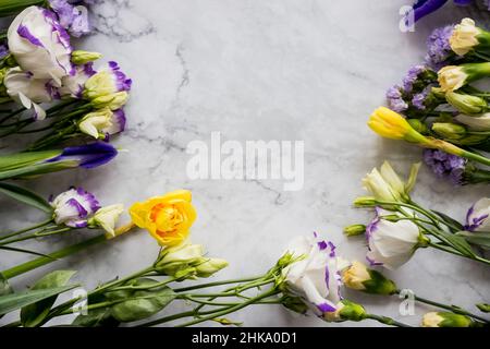 Schöner Blumenstrauß: iris, Mimose, Tulpe, Lisianthus. Frohe ostern, Happy Mothers Day Konzept. Platz kopieren. werbung, Einladung Stockfoto