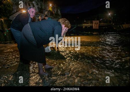 Momente und Rituale der Feierlichkeiten zu Ehren von San Giovanni Battista in Civitella Roveto. Civitella Roveto, Provinz Aquila, Abruzzen, Italien Stockfoto