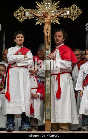 Momente und Rituale der Feierlichkeiten zu Ehren von San Giovanni Battista in Civitella Roveto. Civitella Roveto, Provinz Aquila, Abruzzen, Italien Stockfoto