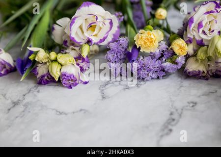 Schöner Blumenstrauß: iris, Mimose, Tulpe, Lisianthus. Frohe ostern, Happy Mothers Day Konzept. Platz kopieren. werbung, Einladung Stockfoto