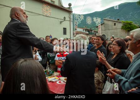 Momente und Rituale der Feierlichkeiten zu Ehren von San Giovanni Battista in Civitella Roveto. Civitella Roveto, Provinz Aquila, Abruzzen, Italien Stockfoto