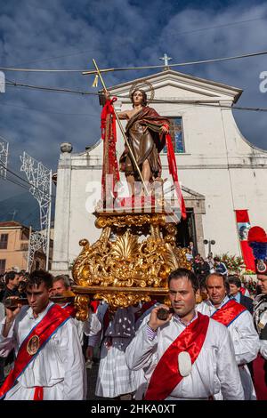 Momente und Rituale der Feierlichkeiten zu Ehren von San Giovanni Battista in Civitella Roveto. Civitella Roveto, Provinz Aquila, Abruzzen, Italien Stockfoto