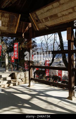 Iida, nagano, japan, 2022/03/02 , Dekorationen und Kalligraphie an der Decke des Übungsboxens am Motozenkouji-Tempel. Es hat einen starken rel Stockfoto