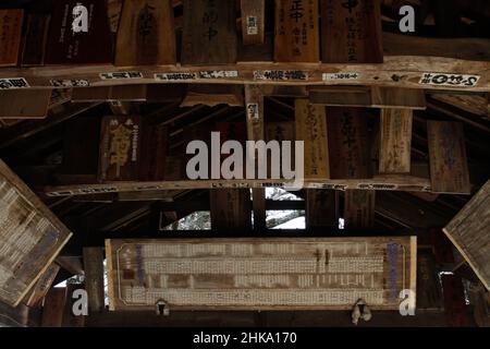 Iida, nagano, japan, 2022/03/02 , Dekorationen und Kalligraphie an der Decke des Übungsboxens am Motozenkouji-Tempel. Es hat einen starken rel Stockfoto