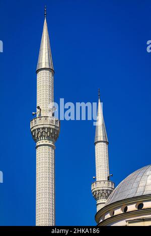 Minarette der EBU Beker Moschee in Shkoder City, Albanien, Europa. Stockfoto