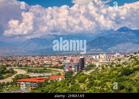 Ein Blick auf Shkoder Stadt unter den Bergen, Albanien, Europa. Stockfoto