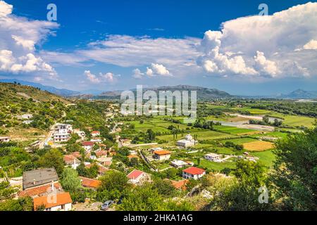 Stadtrand von Shkoder Stadt mit Bergkette im Hintergrund, Albanien, Europa. Stockfoto