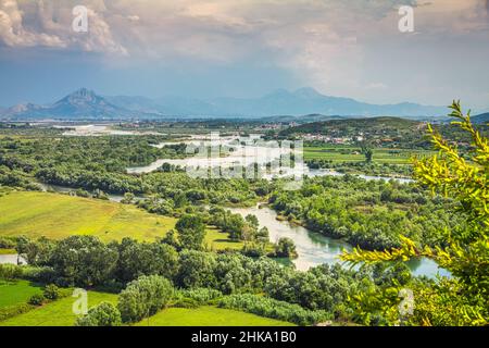 Landschaft mit Flussbecken und Bergkette im Hintergrund bei Shkoder Stadt, Albanien, Europa. Stockfoto