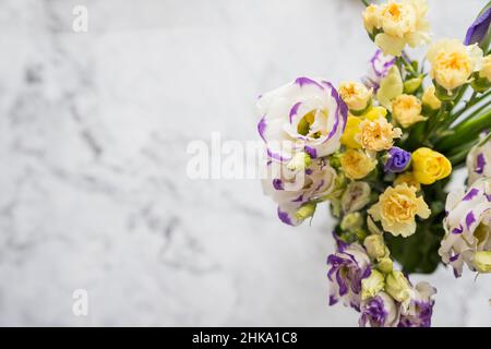 Schöner Blumenstrauß: iris, Mimose, Tulpe, Lisianthus. Frohe ostern, Happy Mothers Day Konzept. Platz kopieren. werbung, Einladung Stockfoto