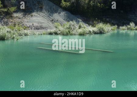 Alte Brücke am Fiastra-See, Fiastra, Marken, Italien, Europa Stockfoto