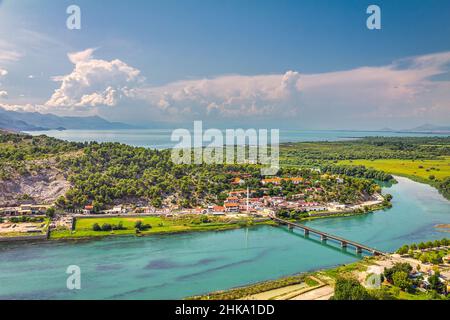 Der Skadar-See mit Abfluss, der größte See Südeuropas, liegt zwischen Albanien und Montenegro. Blick von der Festung Rozafa bei Shkoder Stockfoto