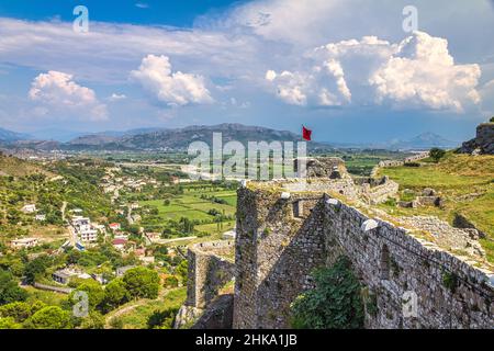 Außenbezirke der Stadt Shkoder mit Bergkette im Hintergrund. Blick von der Festung Rozafa in Shkoder, Albanien, Europa. Stockfoto
