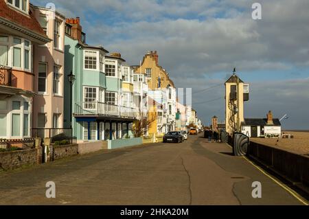 Strandpromenade, Aldeburgh, Suffolk, England, Großbritannien - South Lookout in der Nähe, North Lookout in der Ferne Stockfoto