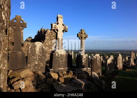 Friedhof und Ruinen der Klosterkirche auf dem Hügel von Slane, Provinz Leinster, Irland / die Ruinen der Pfarrkirche und des Friedhofs auf dem Hügel Stockfoto