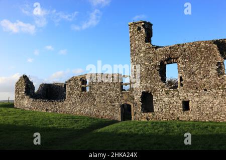 Friedhof und Ruinen der Klosterkirche auf dem Hügel von Slane, Provinz Leinster, Irland / die Ruinen der Pfarrkirche und des Friedhofs auf dem Hügel Stockfoto