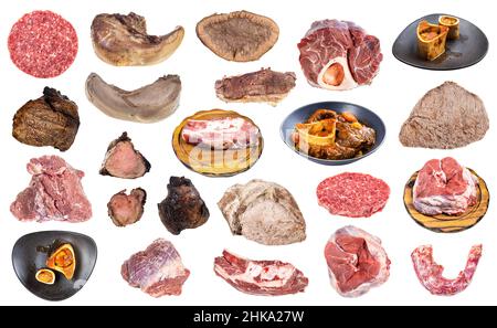 Set aus rohen und gekochten Fleischstücken, isoliert auf weißem Hintergrund Stockfoto