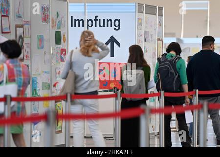 STIKO bereitet die Empfehlung für die vierte Impfung vor. Archivfoto: Menschen, die geimpft werden wollen, stehen Schlange und warten auf ihre Impfung. Am 12. Juli 2021 beginnt die Impfung für Studenten in den Abschlussklassen in München. Premierminister Dr.vaMarkusvaSoeder, Gesundheitsminister Klaus Holetschek und Bildungsminister Prof.vaMichael Piazolo besuchen das Impfzentrum in München Messe Riem. ¬ Stockfoto