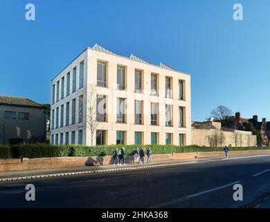 Eine Gruppe von Studenten geht am St Annes College, der Universität von Oxford, England, vorbei. Stockfoto