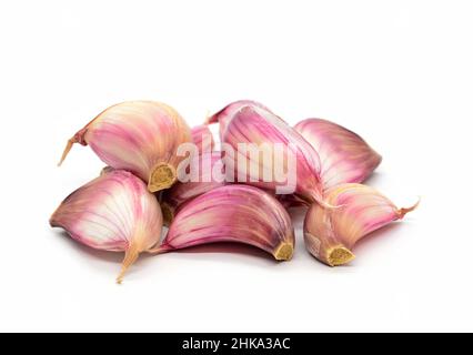 Haufen Knoblauchzehen auf weißem Hintergrund platziert. Stockfoto