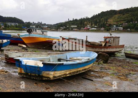 Alte Boote an den Ufern der Castro Bay, Chile Stockfoto