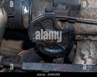 Drosselklappe mit Metallkabel des Gaspedals. Stockfoto