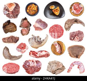 Set aus rohem und gekochtem Rindfleisch, isoliert auf weißem Hintergrund Stockfoto