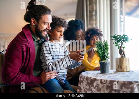 Home Hobbys Gartenarbeit mit Kindern und Botanik lernen. Familie Liebe Glück Konzept Stockfoto