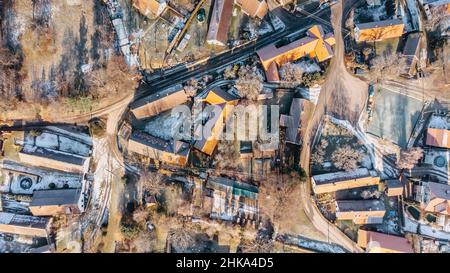 Luftaufnahme des kleinen Dorfes im Winter.Draufsicht auf traditionelle Wohnsiedlung in der Tschechischen.Blick geradeaus mit Satellitenbild-Stil.Häuser Stockfoto