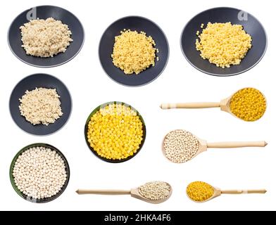 Set aus verschiedenen trockenen und gekochten israelischen Perlen Couscous (Ptitim) isoliert auf weißem Hintergrund Stockfoto